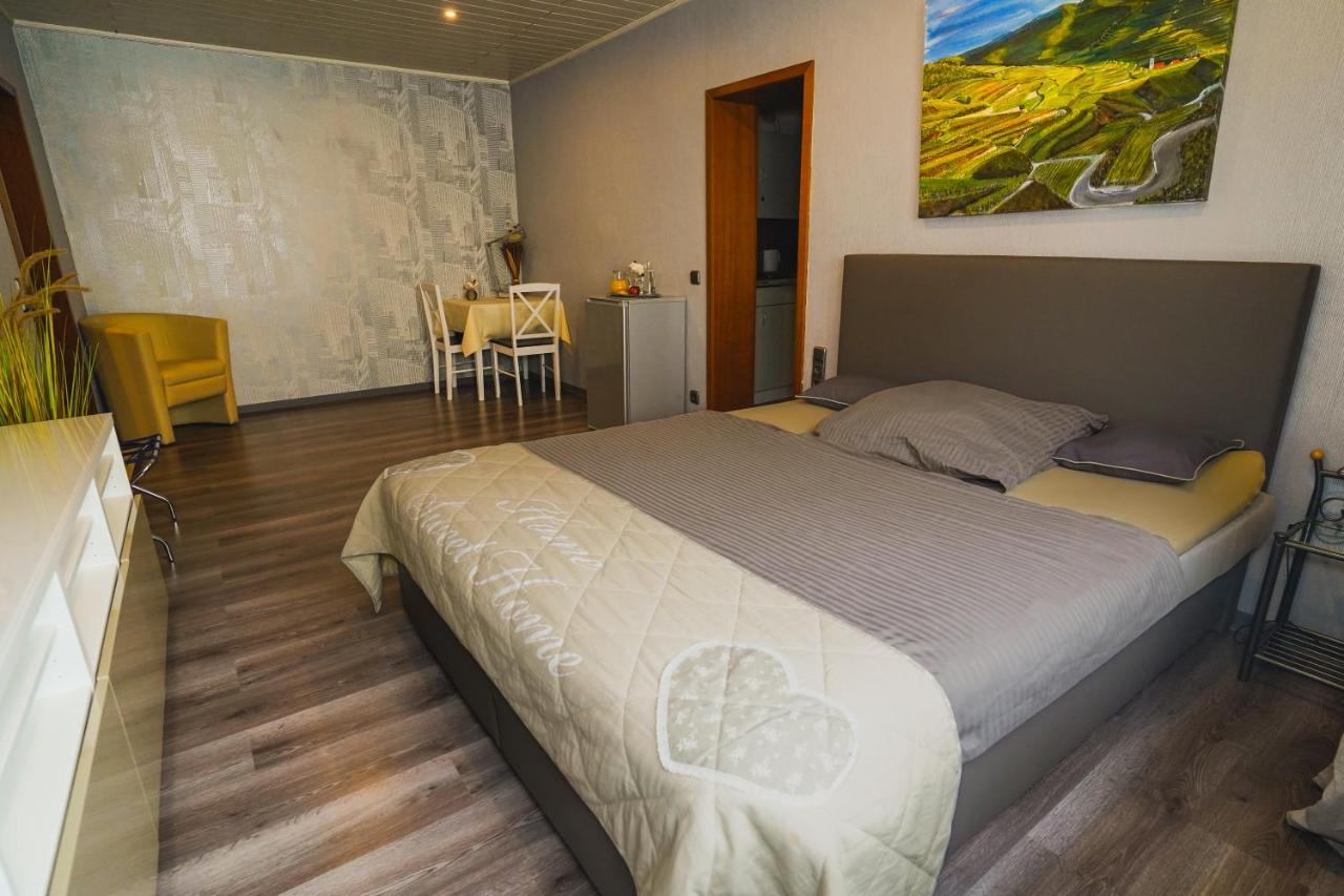 Gaestehaus Praesenzhof เบนส์ไฮม์ ภายนอก รูปภาพ
